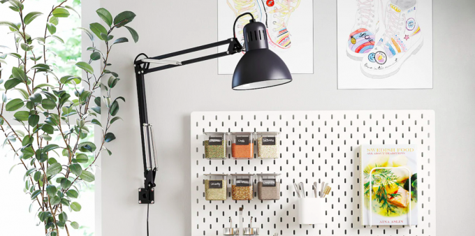 Πώς να δημιουργήσετε ένα γραφείο στο σπίτι: χρησιμοποιήστε φωτιστικά σε έναν σφιγκτήρα