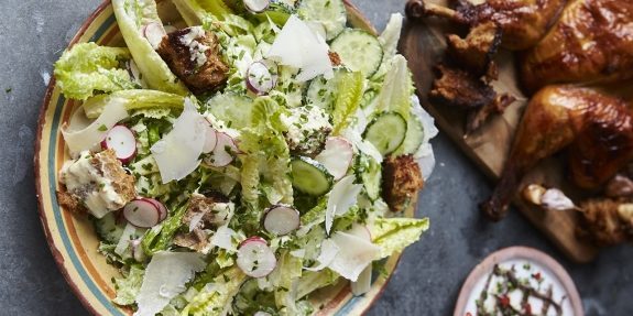 Σαλάτα του Καίσαρα με κοτόπουλο, αγγούρι και ραπανάκι από τον Jamie Oliver