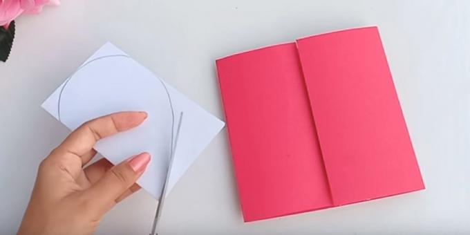 κάρτα γενεθλίων με τα χέρια σας: χρώμα στη μία πλευρά του λευκού χαρτιού της καρδιάς και κόψτε κατά μήκος του περιγράμματος