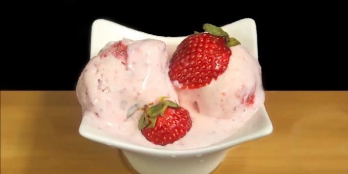 Πώς να μαγειρέψουν το παγωτό με συμπυκνωμένο γάλα και φράουλες