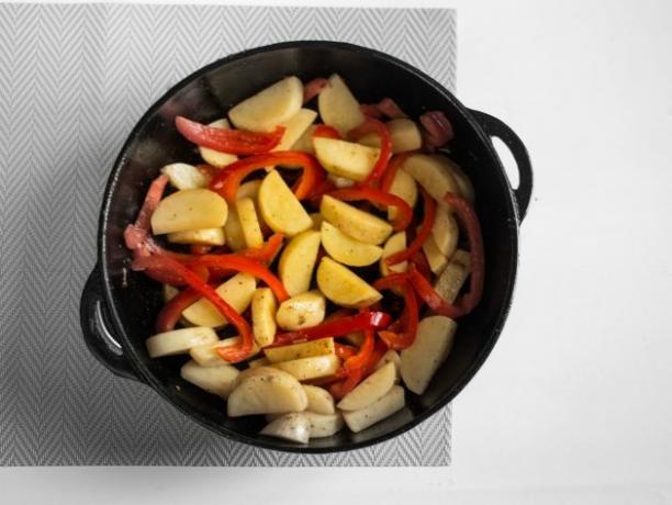 Κοτόπουλο με λαχανικά: προσθέστε πιπεριές και πατάτες