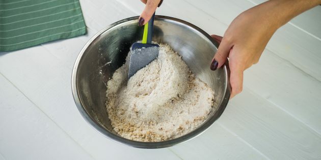 Πίτα Αχλαδιού & Καρυδιού: ανακατεύετε τα ξηρά υλικά μέχρι να μαλακώσουν