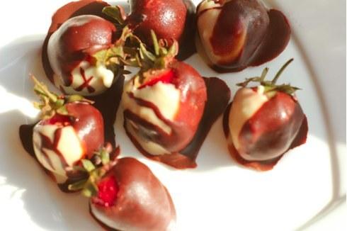 η πιο νόστιμη συνταγή: Φράουλα σε μαύρο και λευκή σοκολάτα