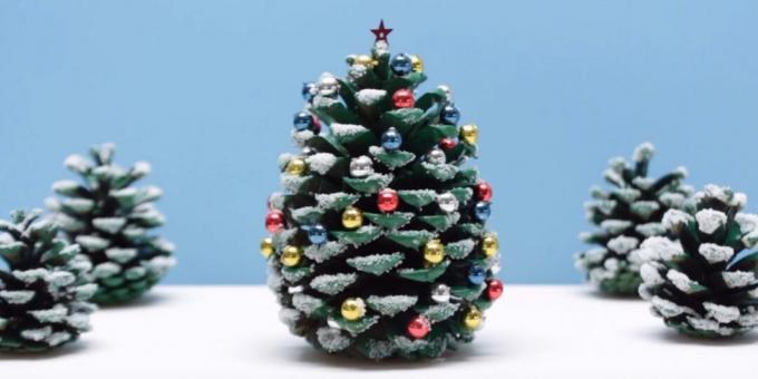 Πώς να φτιάξετε ένα χριστουγεννιάτικο δέντρο από κώνους με τα χέρια σας