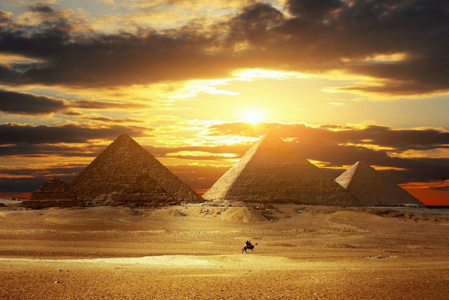 Ηλιοβασίλεμα στην Αίγυπτο στις Πυραμίδες