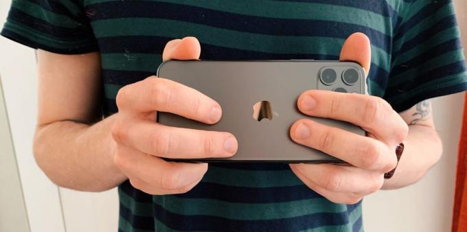 iPhone Pro 11: το δάχτυλο στη φωτογραφική μηχανή