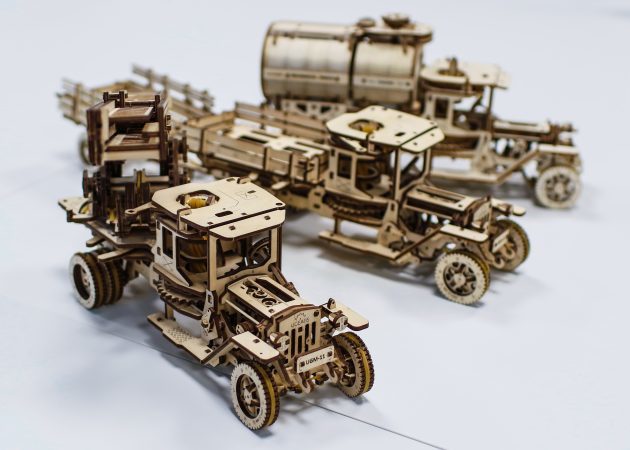 Επισκόπηση UGEARS σχεδιαστή: ξύλινο φορτηγό που πηγαίνει χωρίς μπαταρίες