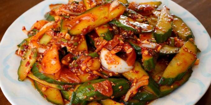 Αγγούρια στην κορεατική με το κρεμμύδι, το σκόρδο, σάλτσα σόγιας και σησαμέλαιο