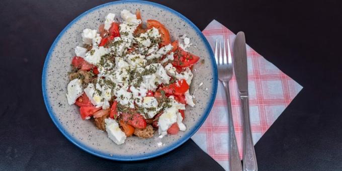 Ντάκος - Ελληνική σαλάτα με κρουτόν, ντομάτες και φέτα