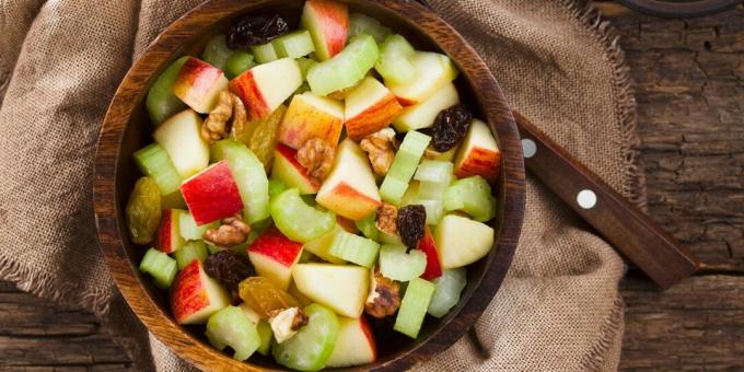 Σαλάτα με σέλινο, μήλο, σταφίδες και ξηρούς καρπούς