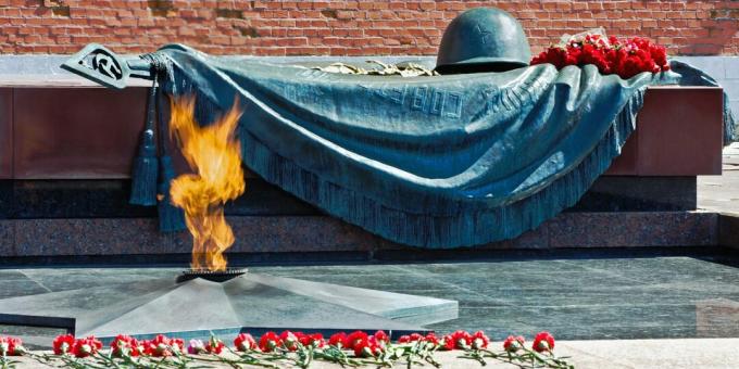 Αιώνια φλόγα στον τάφο του άγνωστου στρατιώτη στη Μόσχα