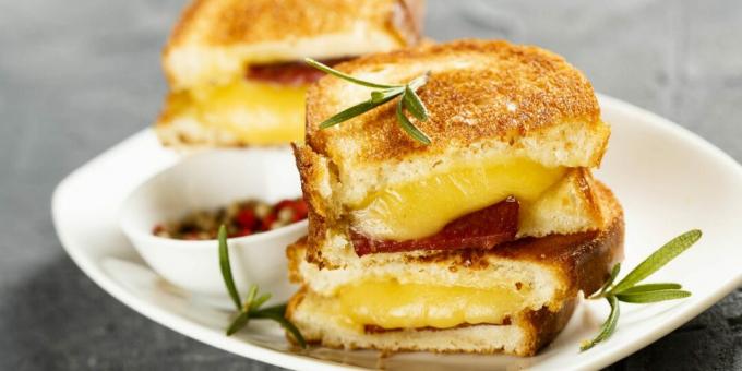 Ζεστά σάντουιτς με λουκάνικο και τυρί