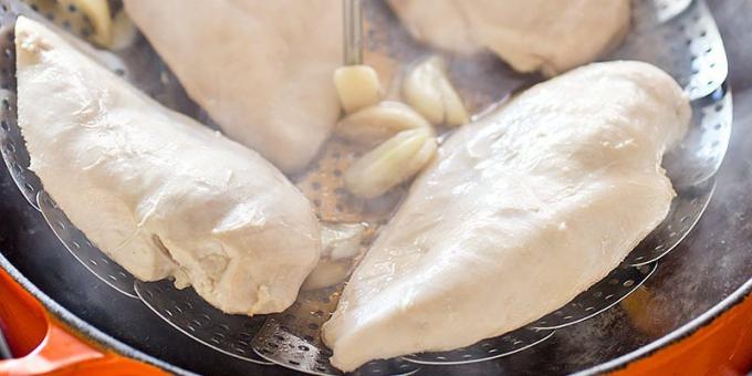 Πώς και πόσο να μαγειρέψουν το στήθος κοτόπουλου σε μπεν μαρί 