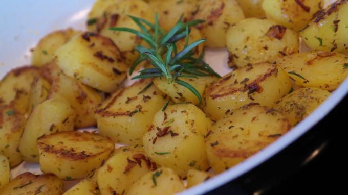 Πώς να τηγανίσετε τις πατάτες με κρεμμύδια, κύμινο και δεντρολίβανο