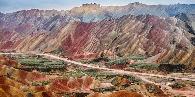 Ασιατική περιοχή προσελκύει εν γνώσει τους τουρίστες: χρωματιστό λόφους Zhangye Danxia Εθνικό Γεωλογικό Πάρκο, Κίνα