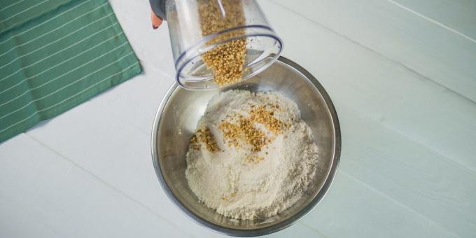 Πώς να προετοιμάσει αχλαδιού τάρτα: Ανακατέψτε το ψιλοκομμένο καρύδια