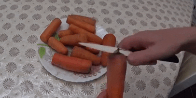 Πώς να αποθηκεύσετε τα καρότα στο ψυγείο: Κόψτε τα καρότα στα άκρα ξηρό και των δύο πλευρών