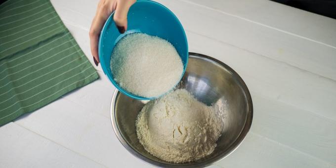 συνταγή κέικ με αχλάδια: Αλεύρι Mix και τη ζάχαρη