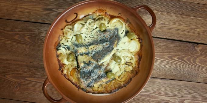 Πώς να μαγειρέψετε ψάρια στο φούρνο: καλκάνι με κρεμμύδια και ξινή κρέμα