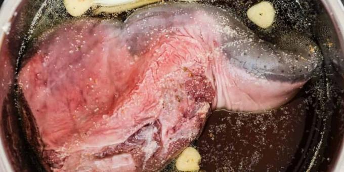 Πώς να μαγειρέψουν γλώσσα του βοείου κρέατος σε μια χύτρα ταχύτητας