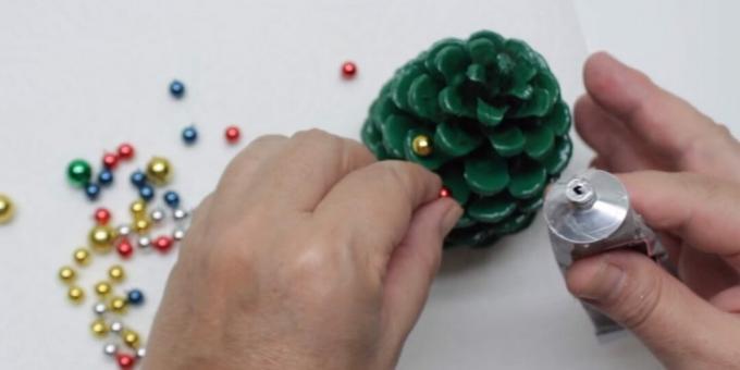 πώς να φτιάξετε ένα χριστουγεννιάτικο δέντρο με τα χέρια σας: προσθέστε χάντρες