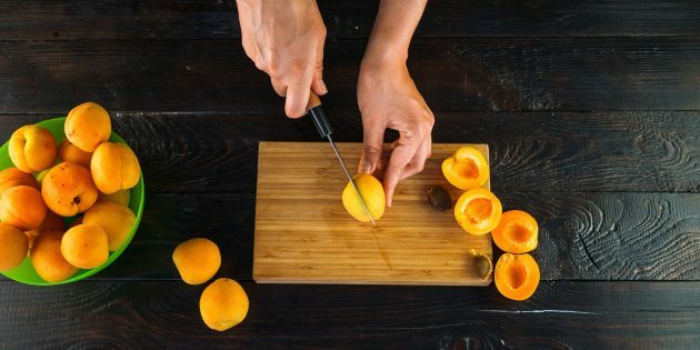 Βερίκοκο και μαρμελάδα πορτοκαλιού: κόψτε τα βερίκοκα