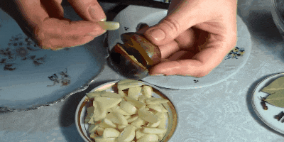 Συνταγή: τουρσί δαμάσκηνα γεμιστά με σκόρδο
