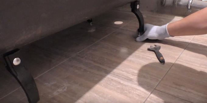 Εγκατάσταση του μπάνιου: πώς να τοποθετήσετε το πόδι μπανιέρα χυτοσίδηρο
