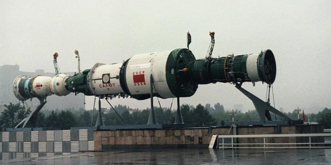 Μοντέλο του σταθμού Salyut-7 μπροστά σε ένα από τα περίπτερα VDNKh στη Μόσχα, 1985