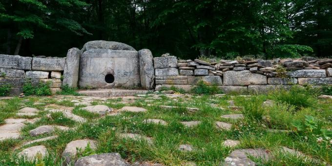 Αξιοθέατα του Γκελεντζίκ: dolmens του ποταμού Zhane και το χωριό Vozrozhdenie