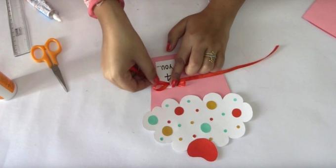 Κόψτε μικρούς κύκλους από χρωματιστό χαρτί διαφόρων διαμέτρων