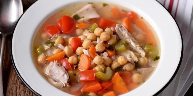 Συνταγές με ρεβίθια: Κοτόπουλο σούπα με ρεβίθια και λαχανικά