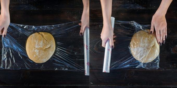 Τούρτα Μέλι τούρτα: Τυλίξτε τη ζύμη σε πλαστική μεμβράνη 