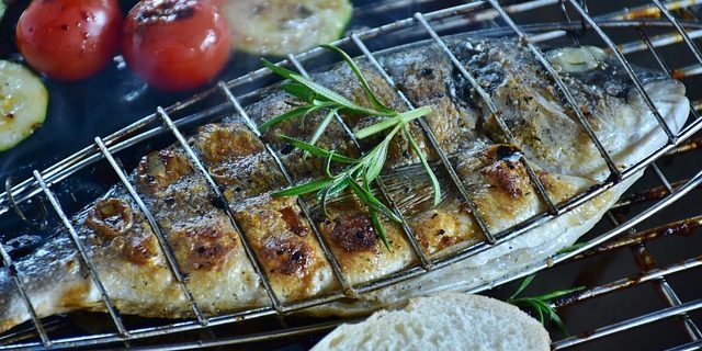 Συνταγές για τη σχάρα: Το σύνολο ψάρι γεμιστό με λεμόνι, σκόρδο και μαϊντανό