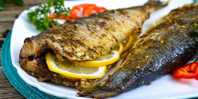 Ψάρια με λεμόνι και μαγιονέζα στο φούρνο: μια απλή συνταγή