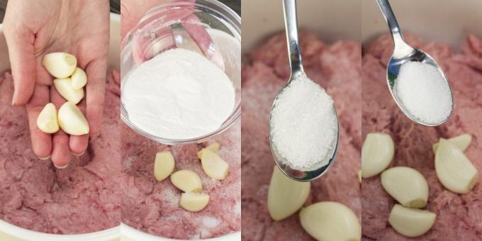 Βήμα προς βήμα συνταγή για σπιτικά λουκάνικο: Προσθέστε το σκόρδο, κρέμα, αλάτι, ζάχαρη