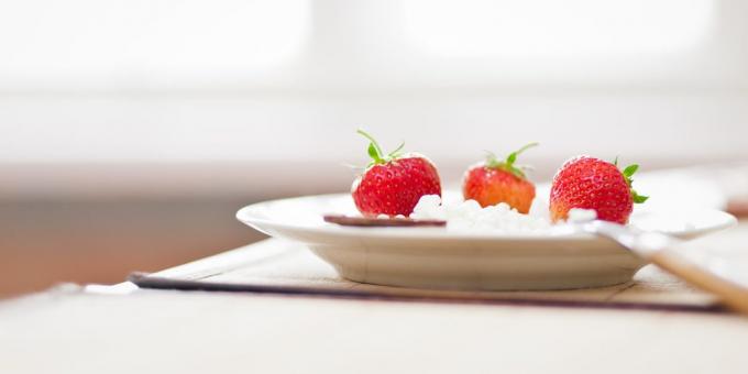 τι να τρώτε πριν από την προπόνηση: τυρί cottage με φράουλες και φυστίκια