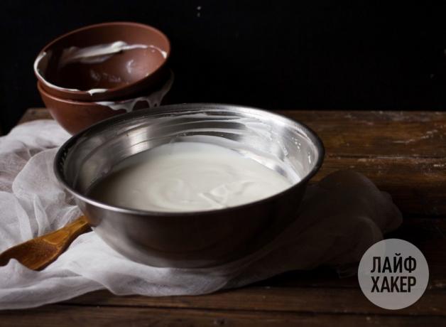 Σπιτική κρέμα τυριού: ανακατεύουμε ξινή κρέμα και γιαούρτι