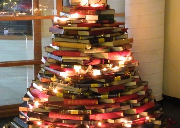 Πώς να διακοσμήσετε το σπίτι για το νέο έτος: Χριστουγεννιάτικο δέντρο από βιβλία