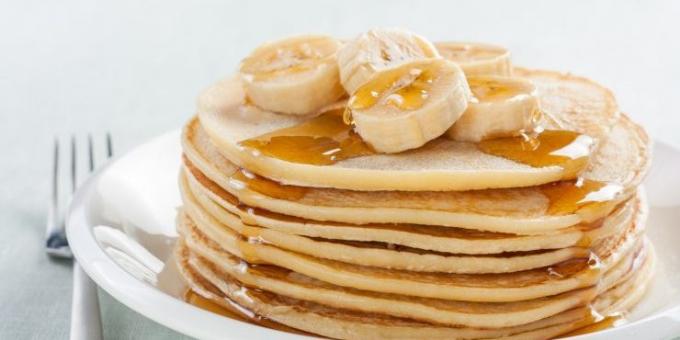 Τι να μαγειρέψουν για πρωινό: American Τηγανίτες με μέλι και μπανάνα