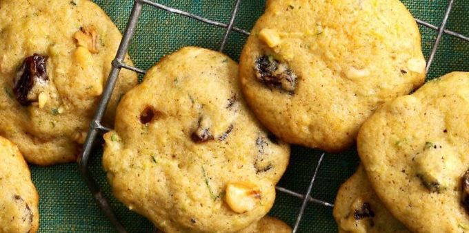 Συνταγές κολοκυθάκια στο φούρνο: Πικάντικη μπισκότα με κολοκυθάκια, καρύδια και σταφίδες