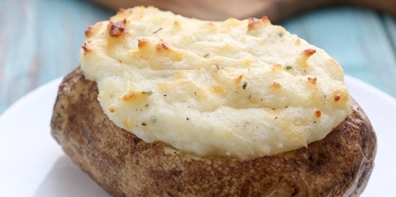 Ψητή πατάτα με ξινή κρέμα και τυρί