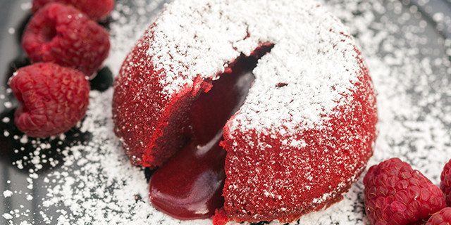 Συνταγές για το μήνα Φεβρουάριο 14: Cake «Κόκκινο βελούδο» με ένα υγρό πλήρωσης