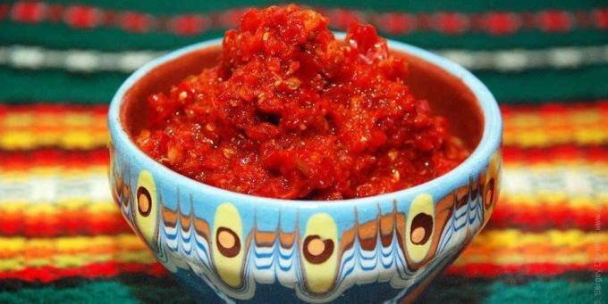Adjika το χειμώνα του καυτερές πιπεριές χωρίς μαγείρεμα