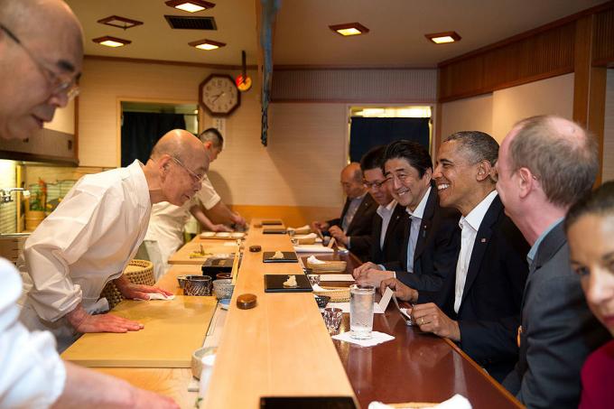Jiro Ono και ο Μπαράκ Ομπάμα. Από τον Λευκό Οίκο από την Ουάσιγκτον, DC - P042314PS-0082, Δημόσιος Τομέας, https://commons.wikimedia.org/w/index.php? curid = 34426375