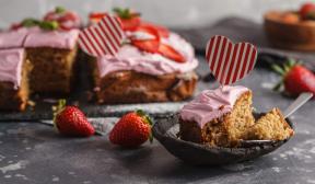 Κέικ γιαουρτιού με γλάσο φράουλας