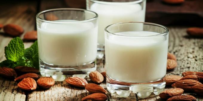 Υγιεινά ποτά πριν από το κρεβάτι: γάλα αμυγδάλου