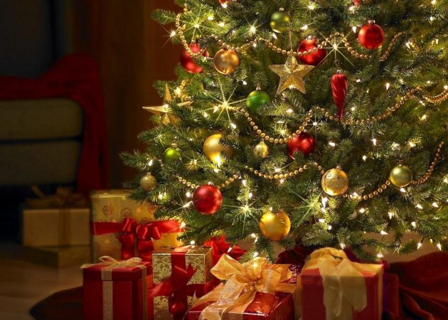 Διακοσμήστε ένα χριστουγεννιάτικο δέντρο: μπάλες και πούλιες