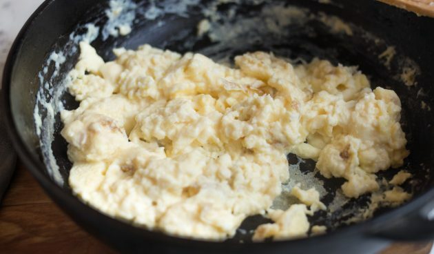 Quesadillas με τυρί, Everch, μουστάρδα και τηγανητά αυγά: Φτιάξτε τηγανητά αυγά