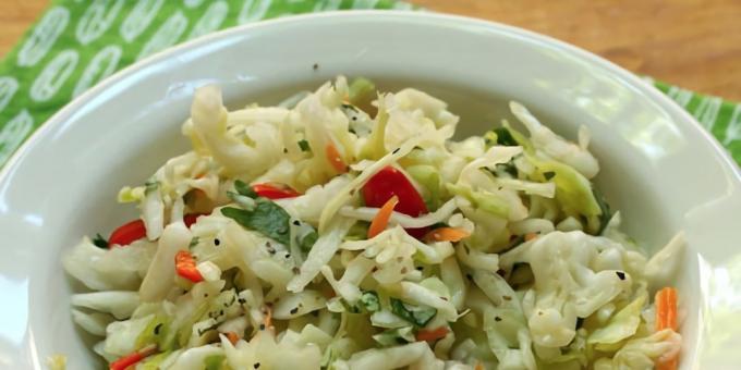 Λάχανο τουρσί με σάλτσα σόγιας, τα βότανα και κόλιανδρο για το χειμώνα